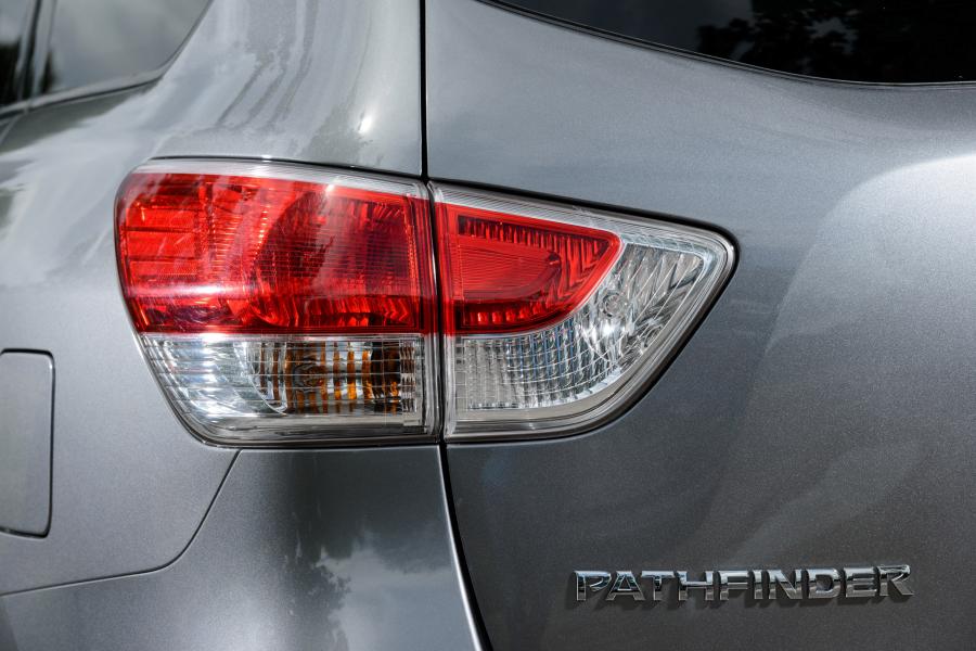  Nissan Pathfinder Hybrid 2015 года  (фото 26 из 29)